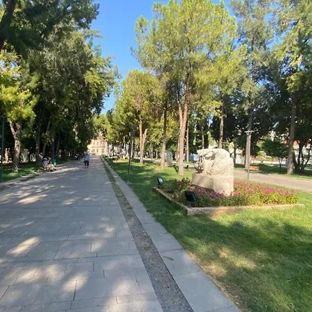 Apartament Isiklarda Merkezi Konumda Daire Antalya